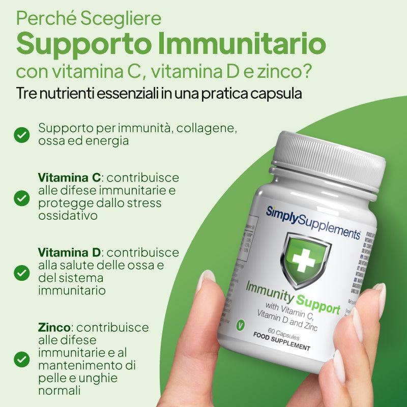 Una mano che regge un flacone bianco dell’integratore alimentare “SimplySupplements Immunity Support” su uno sfondo verde chiaro, con un testo in italiano che descrive i benefici per il sistema immunitario.