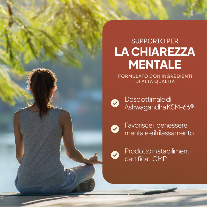 Una donna che medita all'aperto, con un grande cartello marrone sulla destra su cui si legge "SUPPORTO PER LA CHIAREZZA MENTALE" e che elenca i benefici in italiano, tra cui l'ashwagandha KSM-66 e gli stabilimenti certificati GMP.