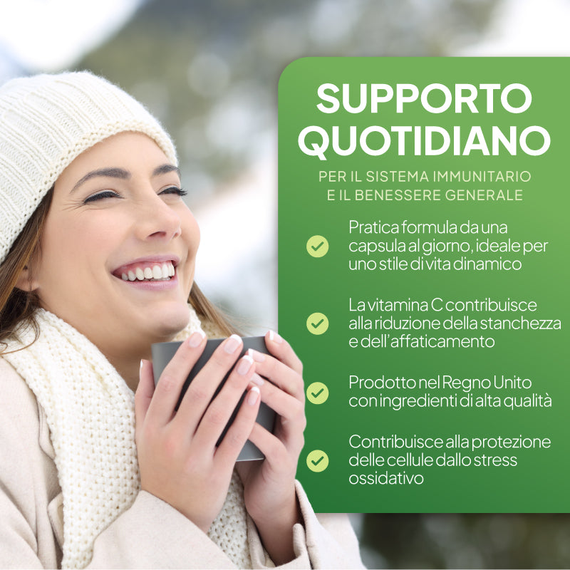 Una donna sorridente, con un berretto di maglia bianco e una sciarpa, tiene in mano una tazza in un paesaggio innevato all’aperto, accanto a un cartello verde con le informazioni sul prodotto italiano su cui si legge “SUPPORTO QUOTIDIANO”, con una serie di punti che illustrano i benefici per il sistema immunitario e il benessere generale.
