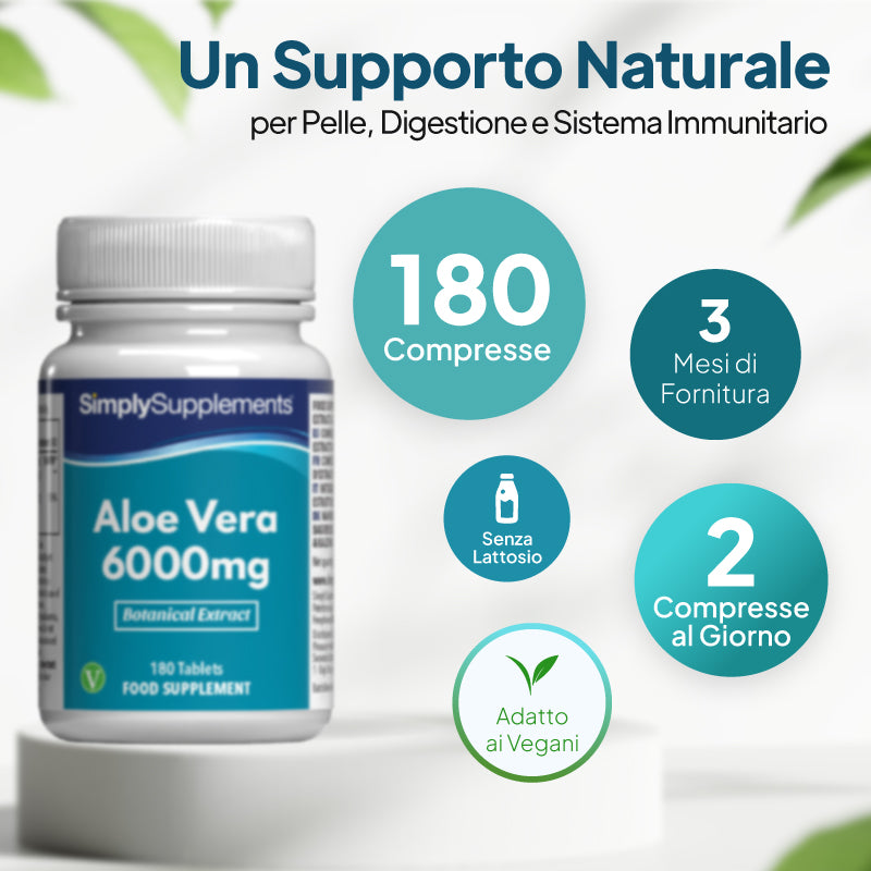 Flacone dell'integratore alimentare SimplySupplements Aloe Vera da 6000 mg, raffigurato su un piedistallo bianco con testo promozionale in italiano e didascalie circolari color verde acqua relative a circa 180 compresse, fornitura per 3 mesi, supporto all'allattamento e dosaggio giornaliero.
