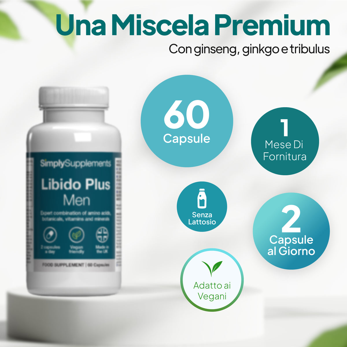 Un flacone bianco dell'integratore alimentare SimplySupplements Libido Plus Men su un piedistallo bianco, circondato da scritte promozionali in italiano nei toni del verde acqua e del verde: "60 capsule", "1 mese di fornitura", "2 capsule al giorno", "sapore di latte" e "adatto ai vegani".