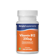 Flacone di integratore etichettato “Vitamina B12 250µg Simply Supplements” con etichetta arancione su sfondo bianco.