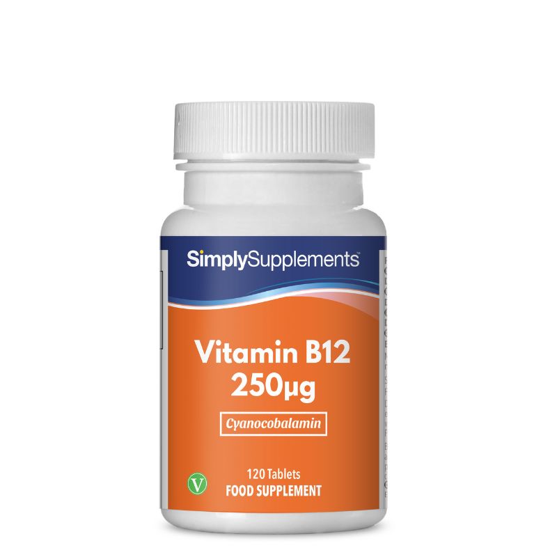 Flacone di integratore etichettato “Vitamina B12 250µg Simply Supplements” con etichetta arancione su sfondo bianco.