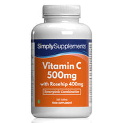 Flacone di integratore etichettato “Vitamina C 500mg con Rosa Canina 400mg Simply Supplements” con etichetta arancione su sfondo bianco.