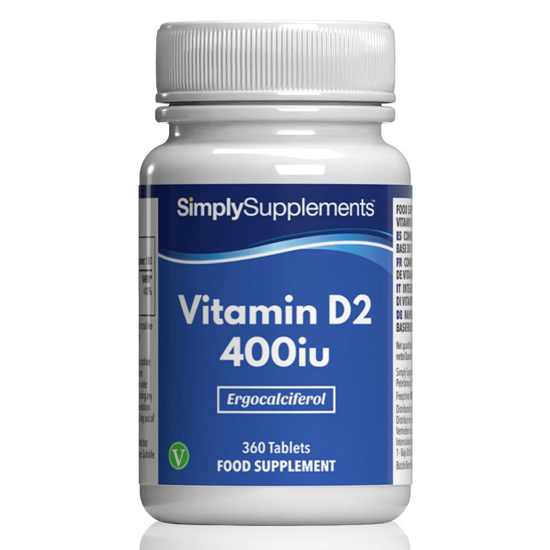 Flacone di integratore etichettato “Vitamina D2 400UI Simply Supplements” con etichetta blu su sfondo bianco.