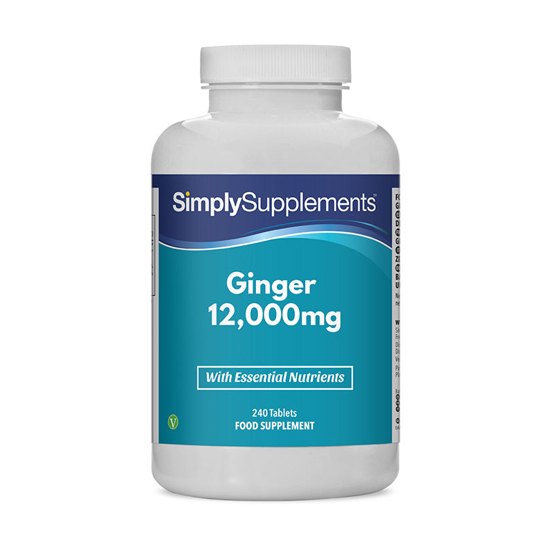 Flacone di integratore etichettato “Zenzero 12.000mg Simply Supplements” con etichetta blu su sfondo bianco.