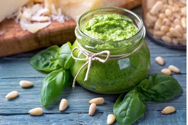 Un classico della cucina italiana: il pesto di basilico